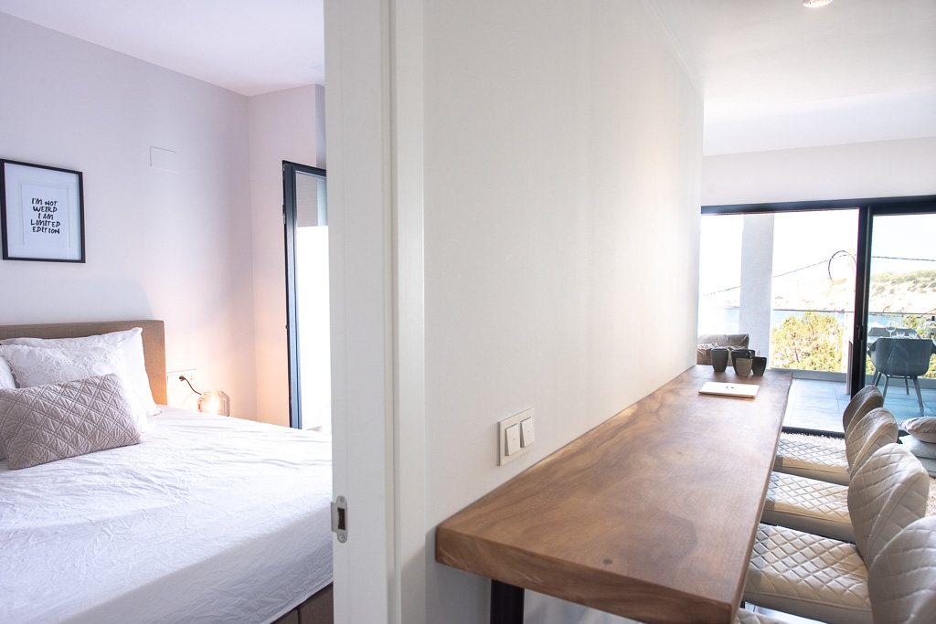 Resa Estates Ibiza te koop appartement Vadella Mar zee zicht woonkamer slaapkamer.jpg